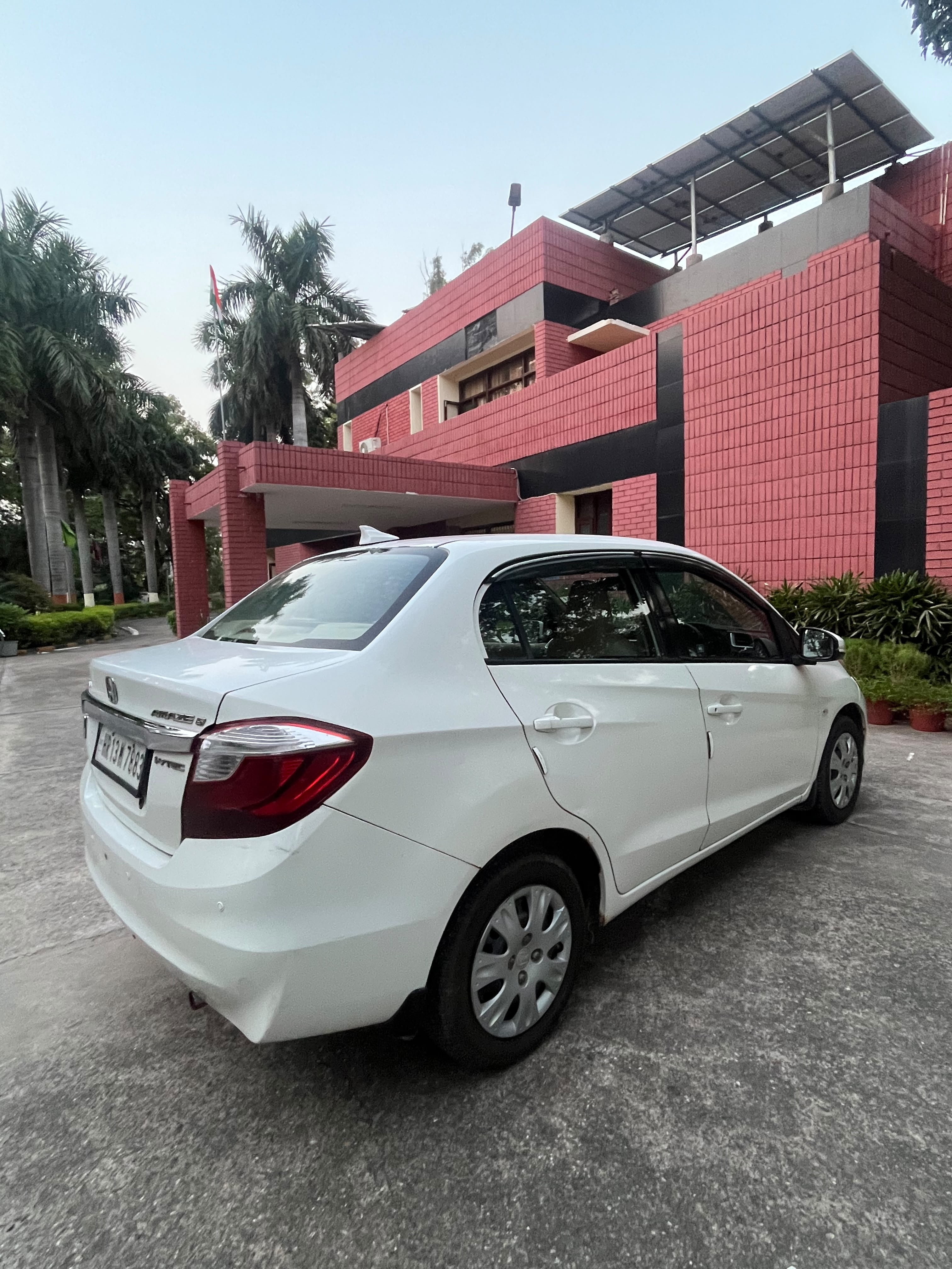 Honda Amaze S photo 1